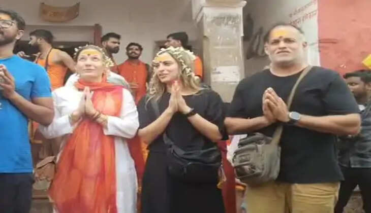 बाबा बैद्यनाथ धाम पहुंचे ऑस्ट्रेलियाई श्रद्धालु, जलाभिषेक कर बाबा से मांगा आशीर्वाद