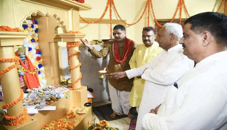 मुख्यमंत्री नीतीश कुमार गर्दनीबाग ठाकुड़बाड़ी पहुंचकर की भगवान चित्रगुप्त की पूजा अर्चना