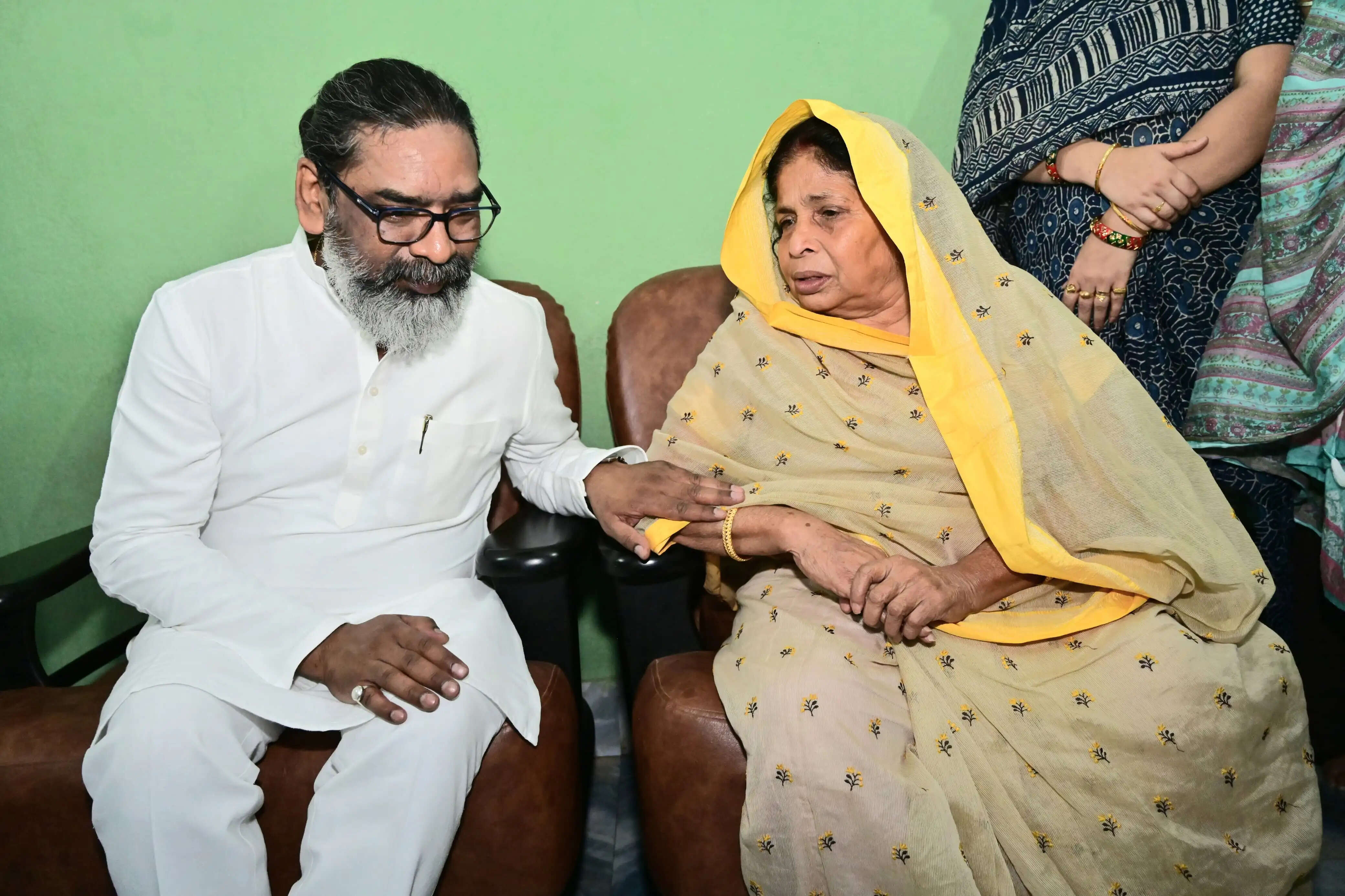 मुख्यमंत्री हेमन्त सोरेन ने पूर्व मंत्री बादल पत्रलेख के दिवंगत पिता स्व० हरिशंकर पत्रलेख को दी भावभीनी श्रद्धांजलि