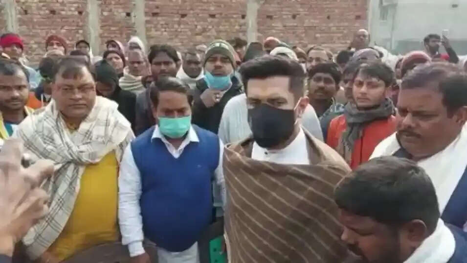 जान गंवाने वाले लोगों के परिजनों से मिलने नालंदा पहुंचे चिराग पासवान 