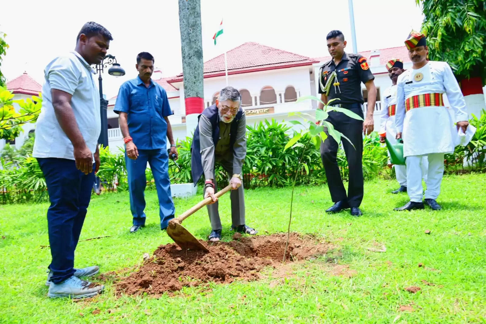 विश्व पर्यावरण दिवस पर राज्यपाल ने दिया हरित संदेश, राजभवन में किया पौधारोपण